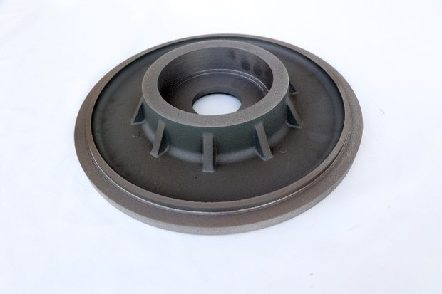 Round end cover with spoked ribs and a machined central bearing seat