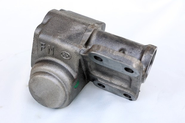 Box-shaped gearbox or pump housing with an open side face and cast markings