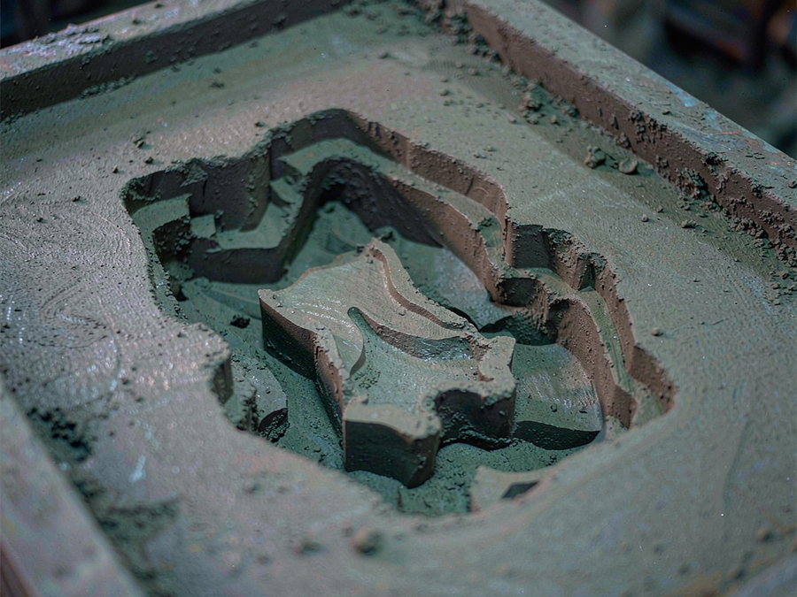 Green sand mould with a shell core located inside the cavity